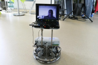 Un sistema permite a discapacitados físicos controlar robots con la mente 