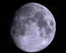 La gravedad de la Tierra está "encogiendo" la luna