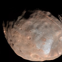 Fobos, la mayor luna de Marte, se quiebra lentamente