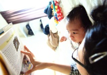 Responder a los balbuceos de un bebé al leerle mejora su aprendizaje
