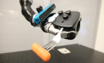 Cámaras y creatividad para mejorar la funcionalidad de las manos robóticas