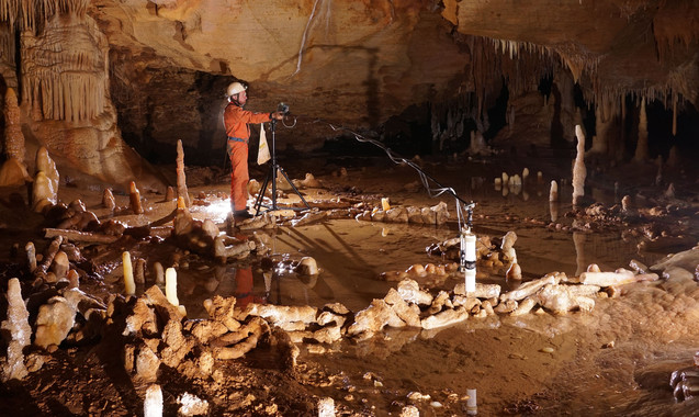 Hallan misteriosos anillos construidos por neandertales en una caverna francesa 