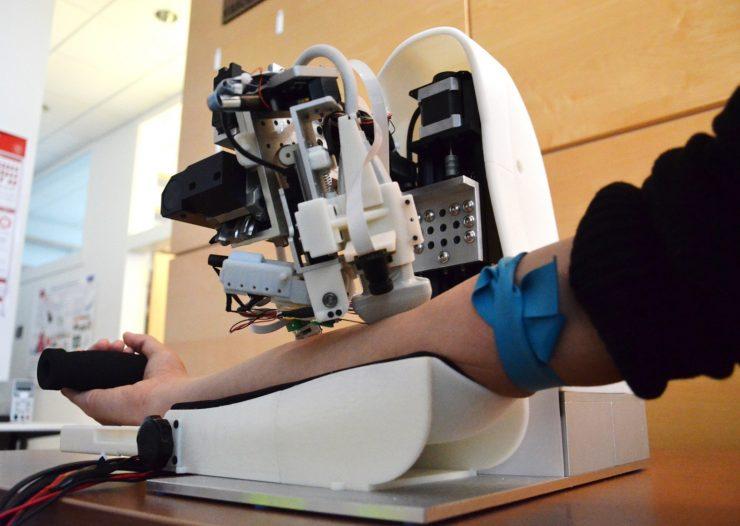 Un robot inteligente extrae sangre mejor que los médicos
