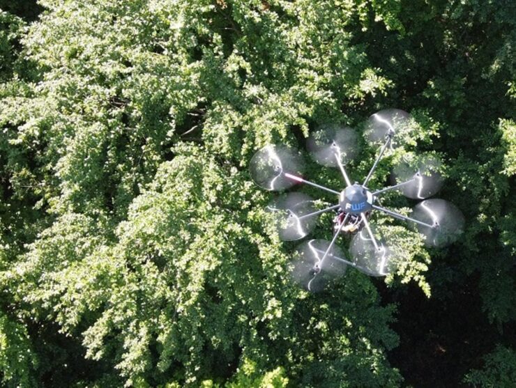 Un dron inteligente encuentra personas desaparecidas en la naturaleza