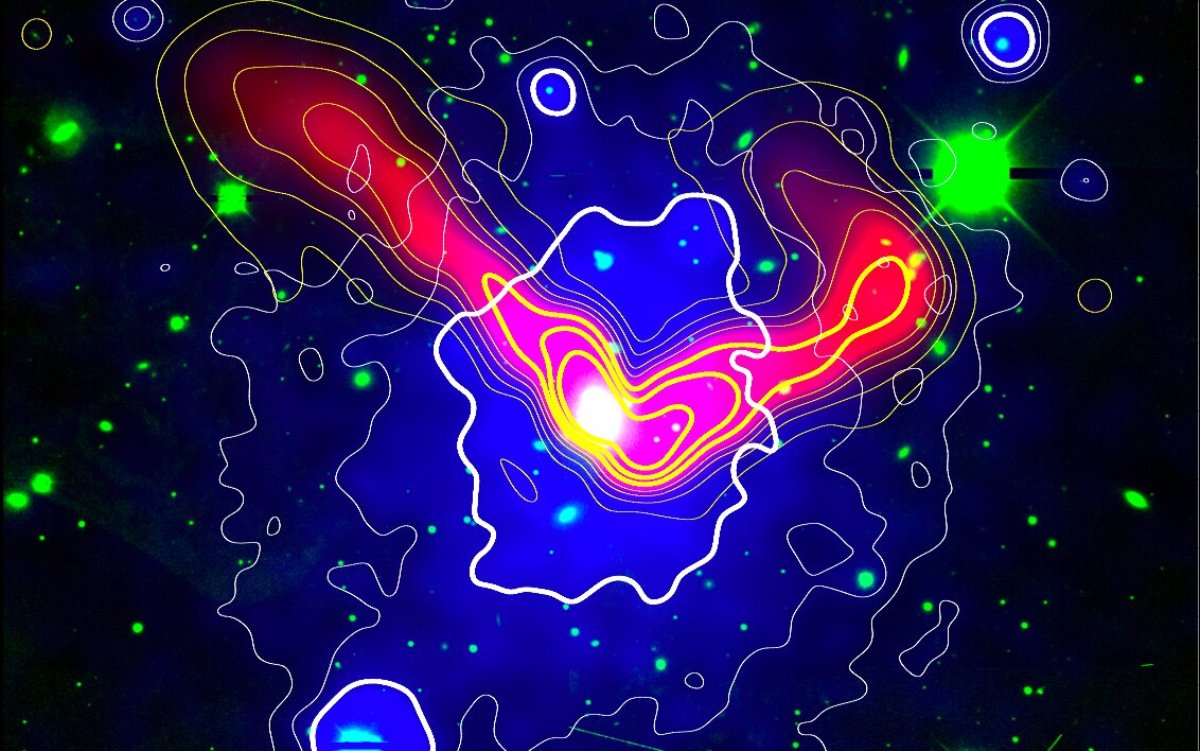 Un cúmulo de galaxias viaja por una autopista cósmica de gas