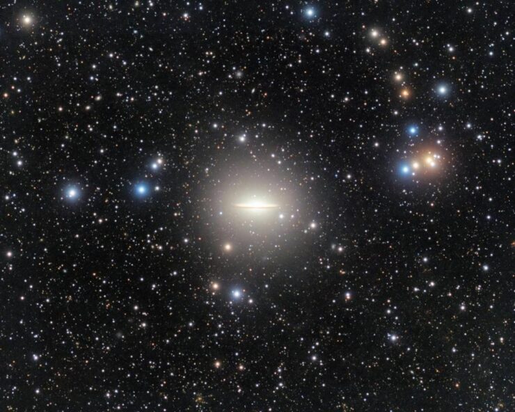Una gran marea de estrellas recorre la misteriosa galaxia del Sombrero