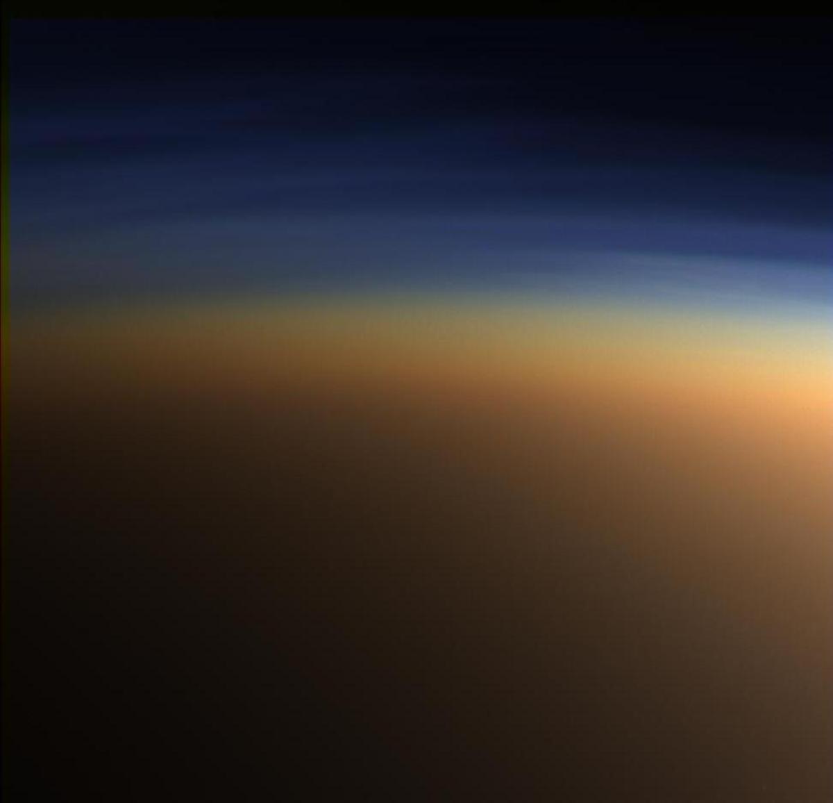 Moléculas orgánicas líquidas en la Tierra son minerales sólidos y helados en Titán, la luna de Saturno